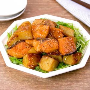 鮭とじゃがいもの甘酢がらめ