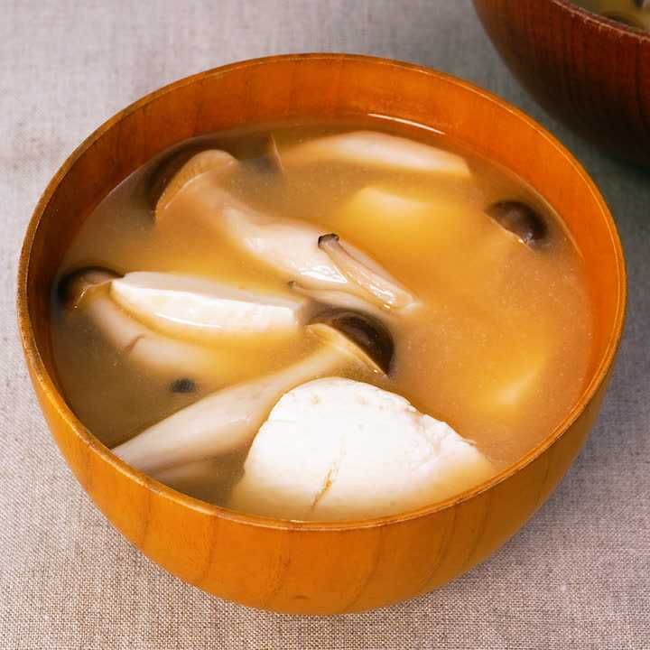 すくい豆腐としめじの味噌汁