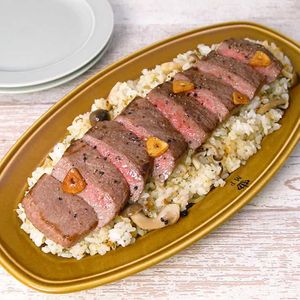 「ガーリックステーキピラフ」のレシピ動画