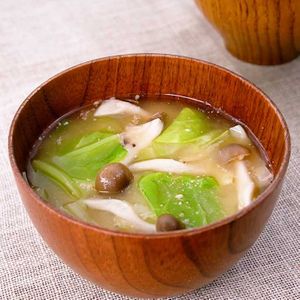キャベツときのこのごま味噌汁