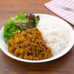 「鶏とじゃがいものドライカレー」のレシピ動画