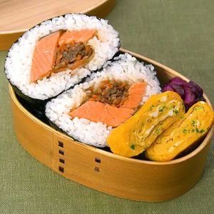 「卵焼きと爆弾おにぎり弁当」のレシピ動画