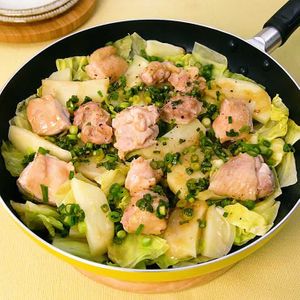 「鶏ももとキャベツのねぎだれ蒸し」のレシピ動画