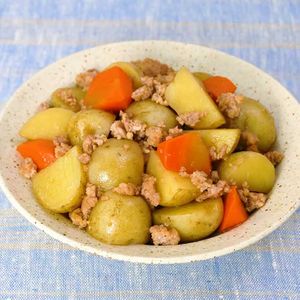 鶏ひき肉の肉じゃが