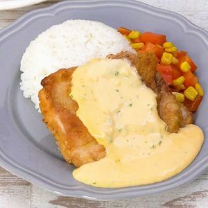 「チーズソースたっぷりのチキンステーキ」のレシピ動画