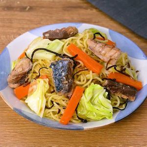 「サバ缶のうま塩焼きそば」のレシピ動画