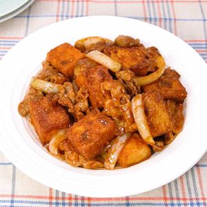 「豚こまと厚揚げのポークチャップ風炒め」のレシピ動画