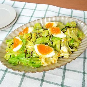 キャベツとゆで卵の塩昆布マヨサラダ