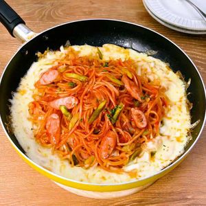 「たっぷりチーズの焼きナポリタン」のレシピ動画