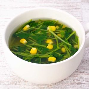 「豆苗とコーンのコンソメスープ」のレシピ動画