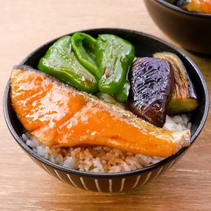 「鮭の蒲焼丼」のレシピ動画