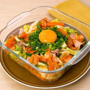 「レンジでねぎ玉豚キムチうどん」のレシピ動画
