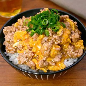 ひき肉たまご丼