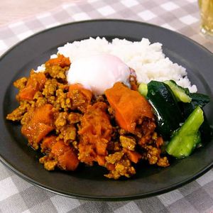 「ごろごろ人参のキーマカレー献立」のレシピ動画
