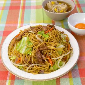 「生卵で食べるソース焼きそば献立」のレシピ動画