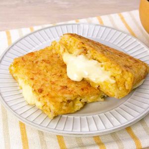 「卵かけ焼きチーズおにぎり」のレシピ動画