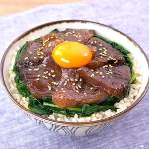 カツオとほうれん草のユッケ丼