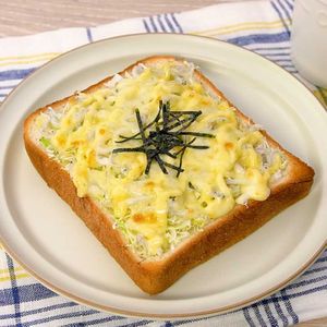 キャベツたっぷりしらすトースト