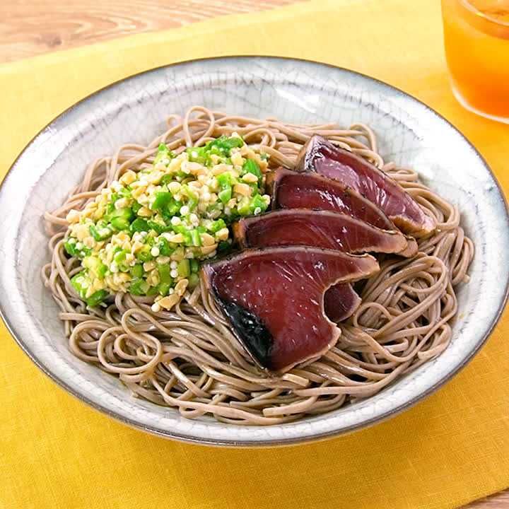 カツオとたたきオクラのさっぱり蕎麦