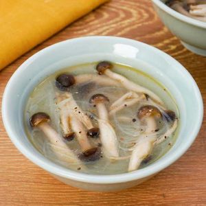 「しめじの春雨中華スープ」のレシピ動画