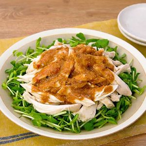 「蒸し鶏のピリ辛ごまみそだれ」のレシピ動画