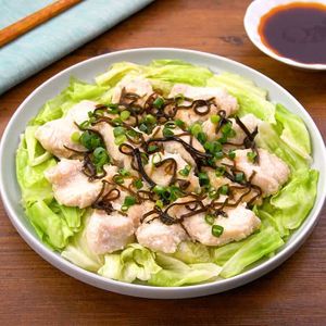 「鶏むね肉とキャベツのレンジ蒸し」のレシピ動画