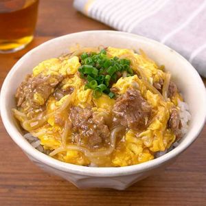 「甘酢豚たまもやし丼」のレシピ動画