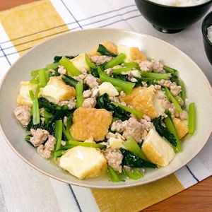 「厚揚げと小松菜の塩だれそぼろ炒め」のレシピ動画
