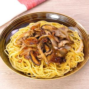 「豚バラきのこの焦がしペペロンチーノ」のレシピ動画