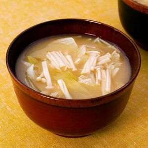 「えのきと玉ねぎの生姜味噌汁」のレシピ動画