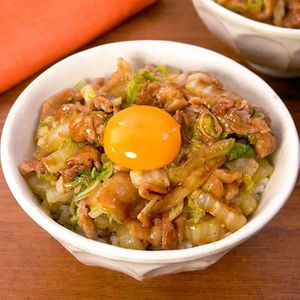 「豚こまとくたくた白菜のすき焼き丼」のレシピ動画