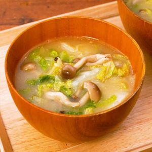 「白菜としめじのごま味噌汁」のレシピ動画